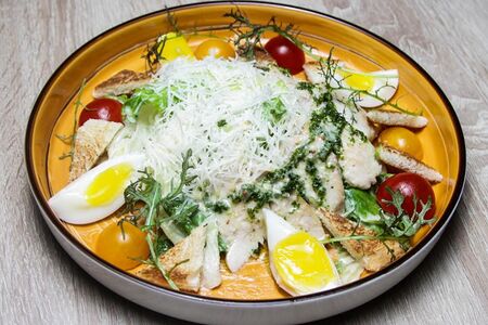 Салат Цезарь с курицей