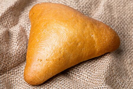 Пирожок с зеленым луком и яйцом