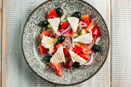 Легкий овощной салат с сыром фета
