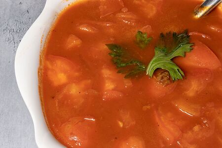 Говядина с помидором в бульоне