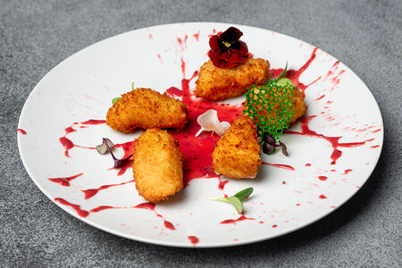 Хрустящий фермерский сыр с ягодным соусом