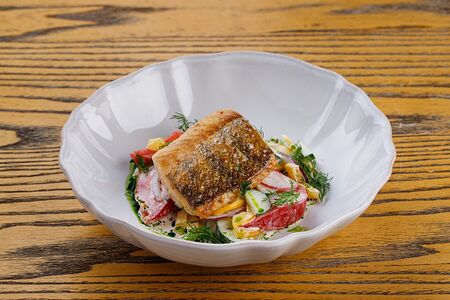 Филе судака с салатом по-деревенски