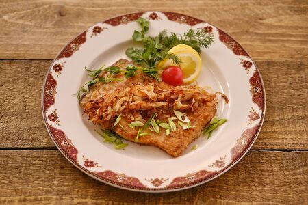 Жареное филе карпа с луком