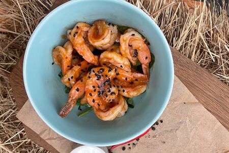 Креветки в сладком чили на подушке из зелени