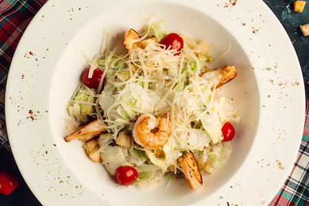 Салат Цезарь с креветками