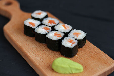 Маки с лососем и сыром