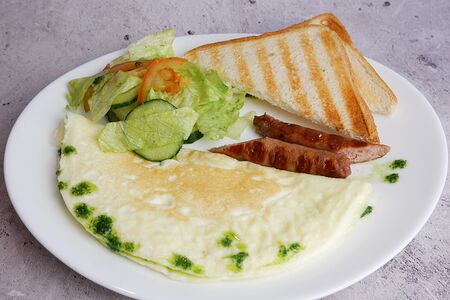 Омлет с колбаской и овощным салатом