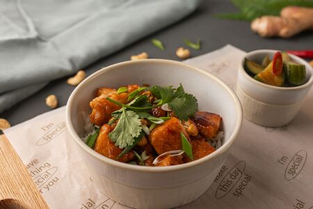 Цыпленок в имбирном соусе с битыми огурцами