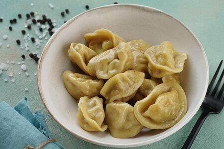 Пельмени с курицей и сметаной