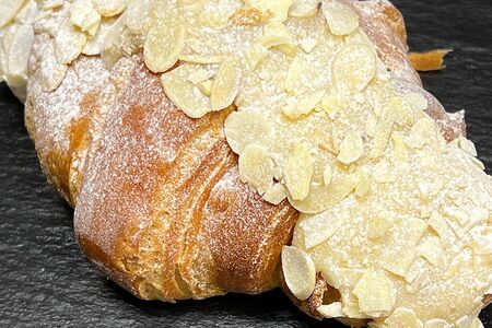 Круассан с миндалем