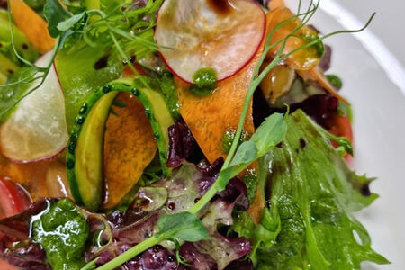 Салат из свежих овощей с заправкой из базилика