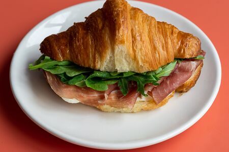 Круассан с пармой