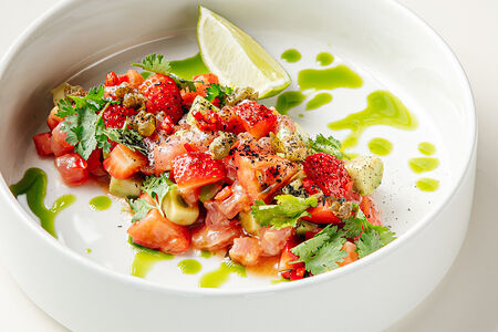 Тартар из тунца с клубникой и узбекскими томатами