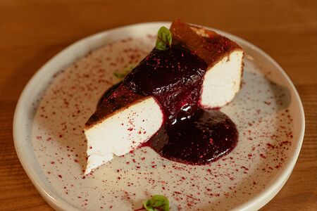 Чизкейк Сан-Себастьян с ягодным соусом