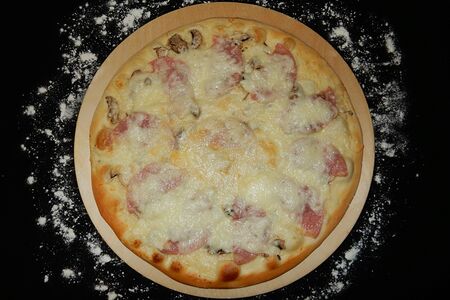 Пицца с ветчиной и грибами сливочная основа