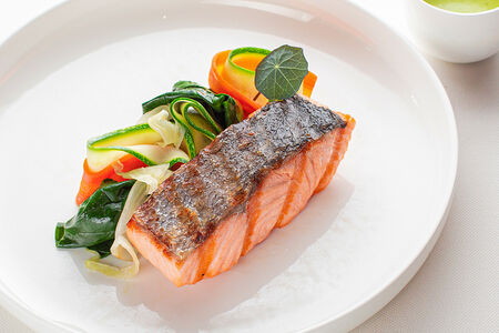 Филе мурманского лосося на гриле с овощами
