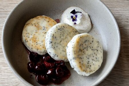 Сырники с вишней и маком