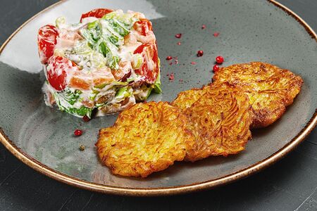 Салат с кетой и драниками