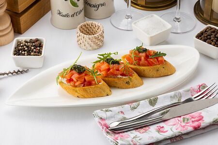 Брускетта с форелью