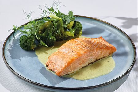 Стейк из лосося с брокколи и соусом из кавказских трав
