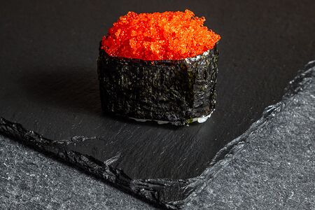 Гункан с икрой тобико