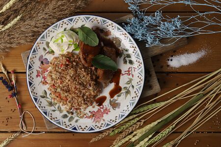 Бедро индейки, томленное в дровяной печи, с рагу из полбы