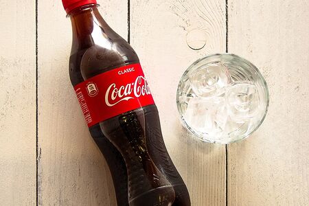 Вода газированная Coca- Cola пл/бут 0,5л