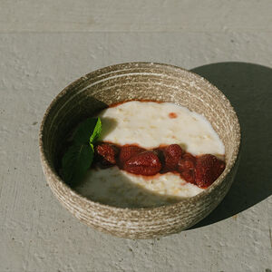 Каша овсяная безглютеновая на кокосовом молоке с клубничным джемом