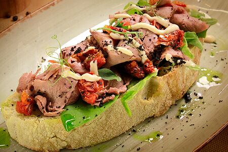 Брускетта с ростбифом и вялеными томатами