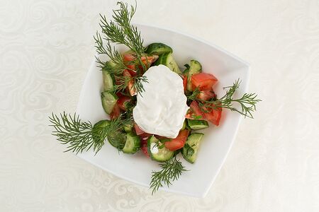 Салат из свежих овощей со сметаной