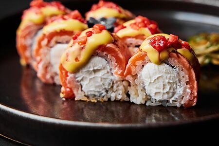 Фила опаленная с тростниковой карамелью и тартаром с ягодами