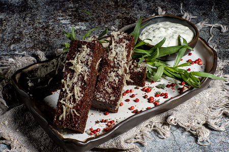 Гренки чесночные с соусом тартар
