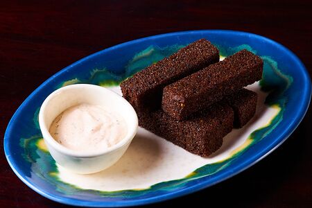 Чесночные гренки с соусом тартар