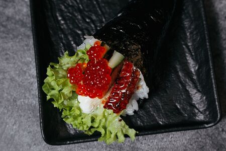 Хенд-ролл с копчёным угрем