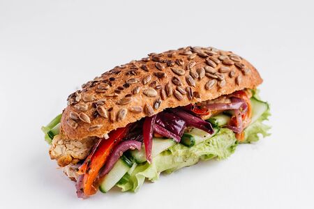 Панини с хумусом, запечёными овощами и темпе