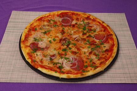 Пицца с ветчиной, беконом и салями