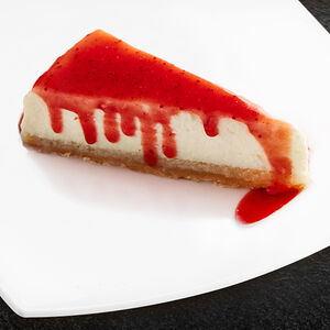 Чизкейк с брусничным соусом