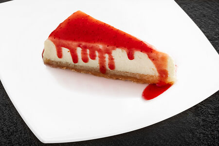 Чизкейк с брусничным соусом