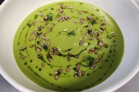 Суп из зеленого горошка с лаймом и семечками