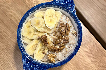 Овсяная каша с бананом и грецким орехом
