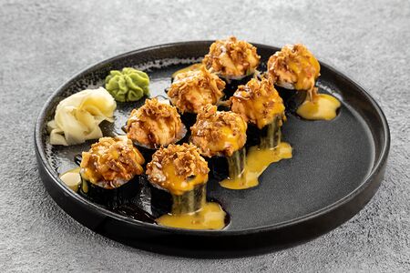 Запеченный ролл с острым крабом 