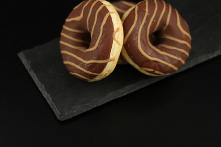 Донат с карамельной начинкой