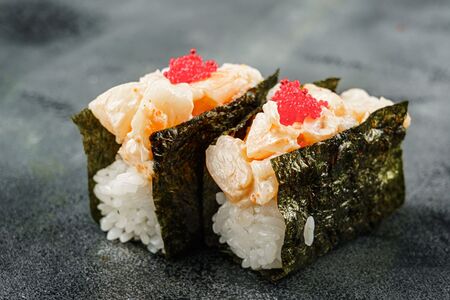 Гункан с креветкой