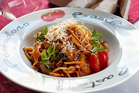 Паста с куриным филе и шампиньонами