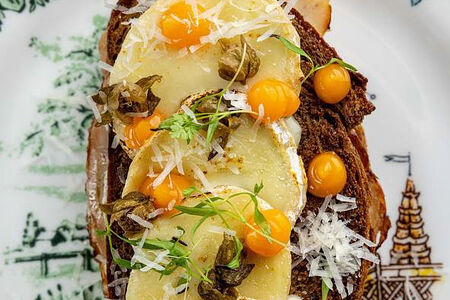 Крок-месье с индейкой, козьим сыром