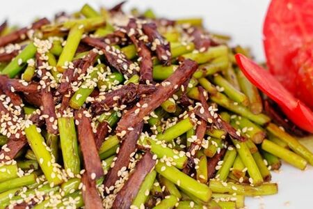 Говядина с зирой и кунжутом