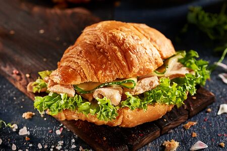 Круассан с курицей