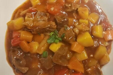 Тушеная говядина в томатном соусе