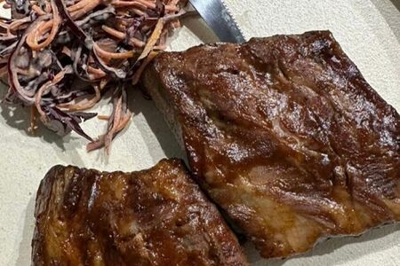 Свиные ребра BBQ с коул слоу