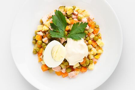 Оливье с колбасой